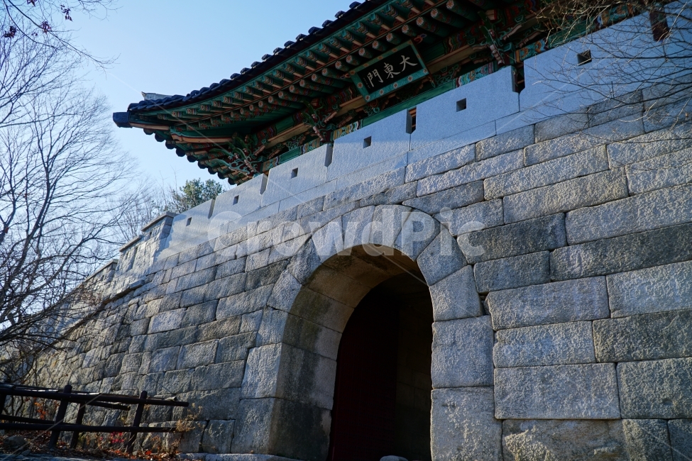 서울,강북구,북한산,북한산성,대동문,조선시대,조선왕조,역사,문화재,유적지,한양도성,성곽,성벽,성문,한국,코리아,한국문화,한국전통,korea,seoul,나무,자연,나뭇가지,가을,계절,tree,fall,autumn,culture,tradion,한옥,전통,문화,하늘,season,건축,건물,토목,건설,풍경,landscape,nature,경치,castle,캐슬,성,히스토리,history,용마루,추녀마루,내림마루,잡상,와제,10신상,한국풍경,한국자연,한국적인,한국전통,한국문화,korean traditional,korean culture,랜드마크,landmark,tourist attraction,한국랜드마크,한국관광지,한국명소,korea landmark,korea tourist attraction,건축물,건물외관,exterior,building,structure,architecture,construction