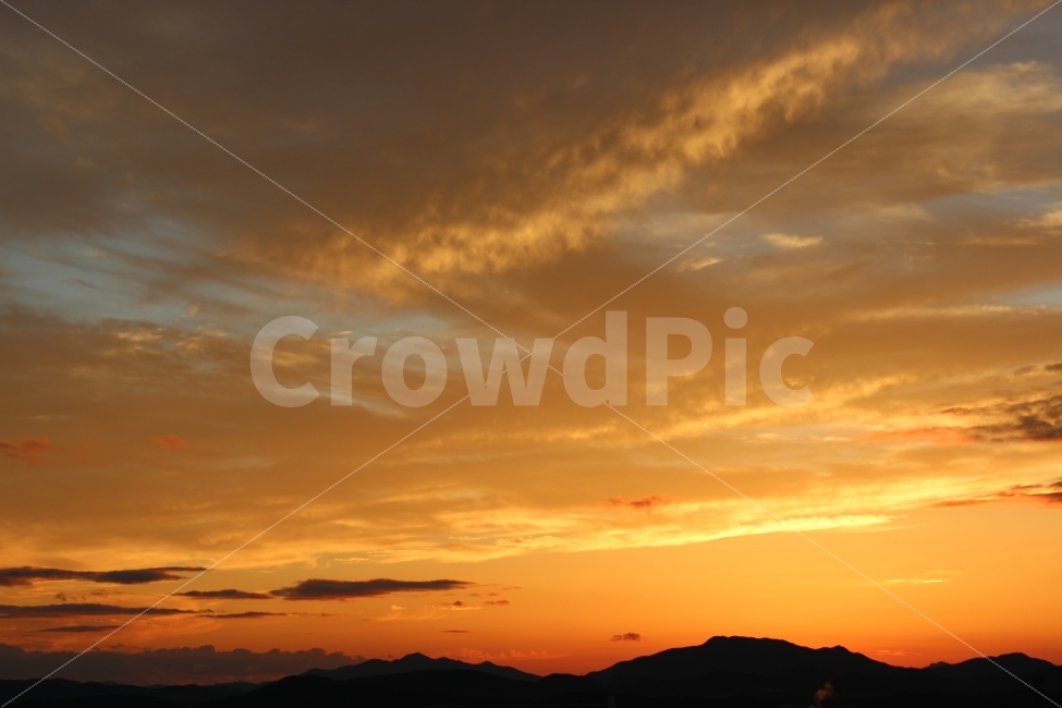 하늘,석양,구름,붉은석양,지는해,자연,풍경,nature,landscape,outdoors,옥외,sky,red sky,붉은 하늘,dusk,황혼,dawn,새벽,sunset,일몰,sunlight,햇빛