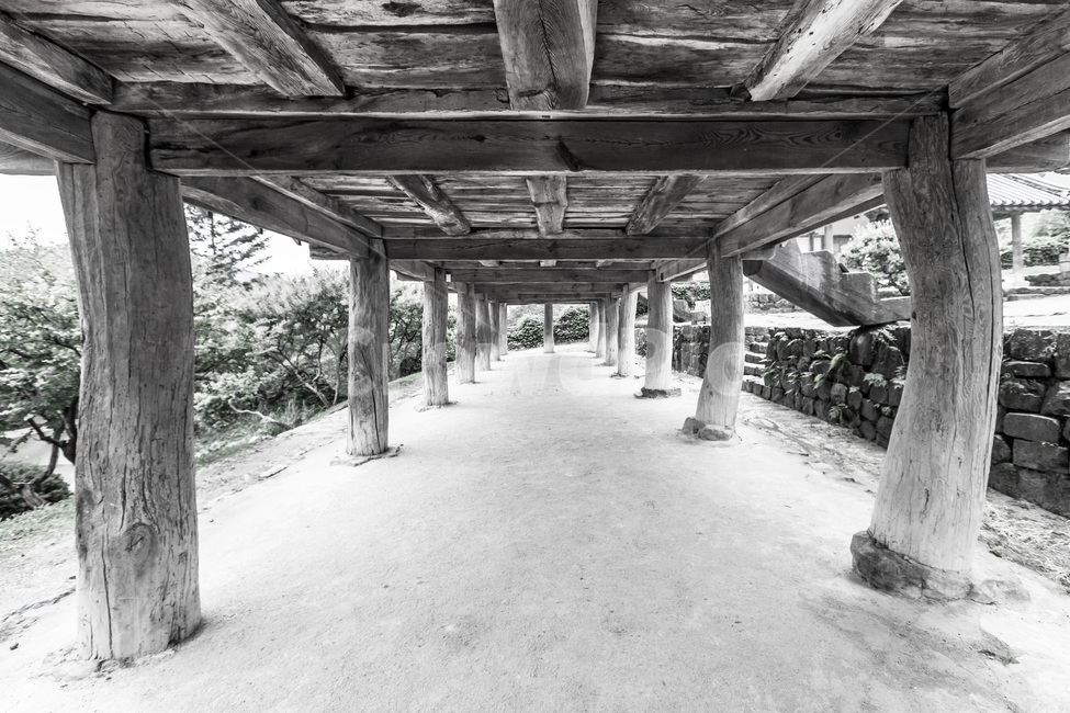 기둥,고택,균형,한국의미,관광명소,전통,한국전통,한국문화,korean traditional,korean culture,흑백,모노톤,monochrome,black and white,건축물,건물외관,exterior,building,structure,architecture,construction