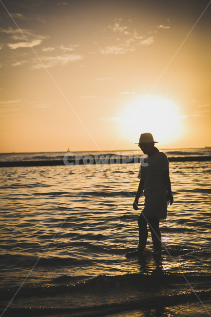 실루엣,일몰,역광,노을,사람,여자,해변,바다,beach,sea,사람,인물,인간,human,person,여성,여자,woman,female,lady,인물실루엣,사람실루엣,character silhouette,human silhouette,여행,휴가,traveling,vacation,trip,감성,sensible,feeling,standing,서 있는,outdoors,옥외,nature,자연,water,물