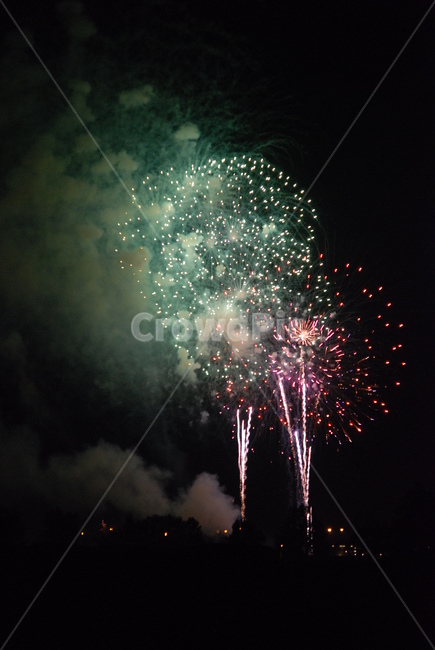 밤하늘,불꽃놀이,독립기념일,미국,화려한,축제,불꽃축제,펑펑,불똥,옥외,nightsky,firework,independence,day,america,great,festival,outdoors,flames,boom,pop,초록,핑크,빨강,green,pink,red,연무,연기,smog,smoke,까만하늘,black,skies,야경,밤,풍경,nightscape,night,landscape,축제,행사,festival,carnival,event,nature,자연