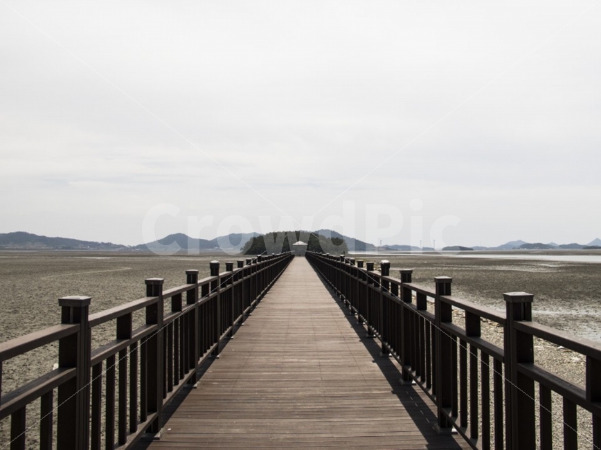 갯벌,바다,다리,시원함,대칭,자연,풍경,nature,landscape,bridge,boardwalk,산책로,building,건물,railing,난간,water,물