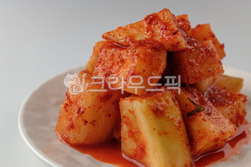 깍두기,무,김치,무김치,채소,야채,채식,양념,한국음식,한국문화,음식,식사,식품,식료품,재료,식재료,음식재료,클로즈업,매콤한,딱딱한,음식,식재료,요리,food,cook,meal,dishes,food reserves