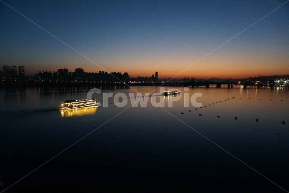 한강,새해,일출,어스름,첫날,유람선,야경,밤,풍경,nightscape,night,landscape,도시,city,한국도시풍경,한국도시경관,korea cityscape,교통,교통수단,traffic,transportation,nature,자연,water,물,outdoors,옥외