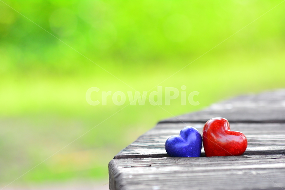한쌍,파랑색,둘,연인,약속,two,하트,사랑,마음,heart,love,가슴,감정,빨강색,레드,접사,마크로,클로즈업,러브,캐릭터,아이콘,상징,표시,형상,감성,분위기,emotional,sensible,올드,우드,나무,불변,영원,forevermore,eternity,permanent,everlasting,감정표현,기분,feeling,emotion,감성,sensible