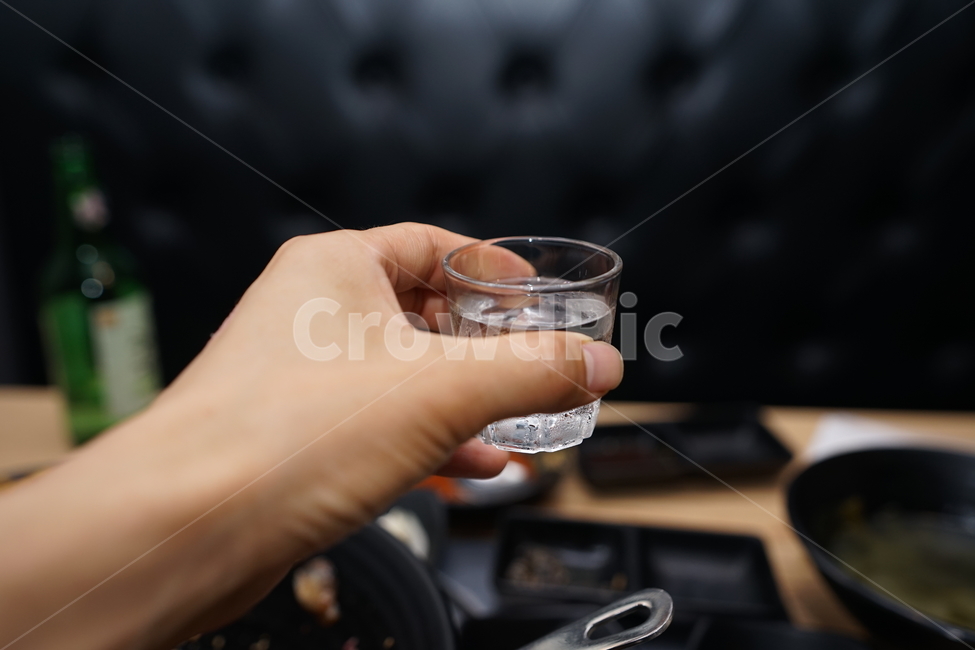 소주,소주한잔,술,술잔,술자리,건배,손,유리,알콜,액체,사람,인물,인간,human,person,신체일부,몸,body,술,주류,alcohol