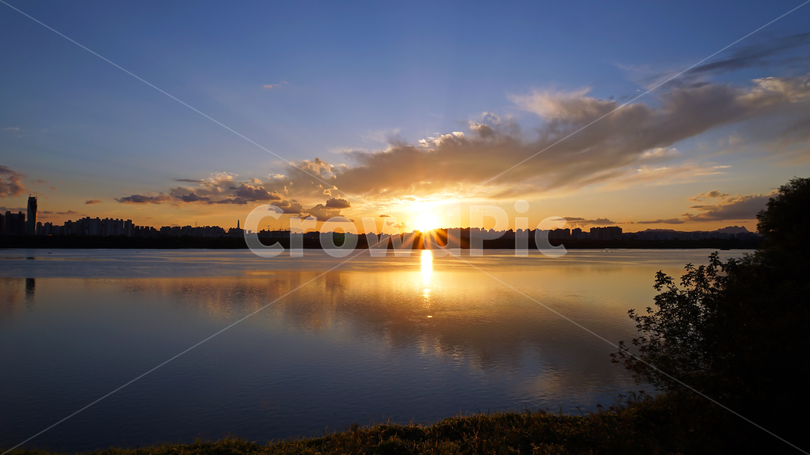 sunset,river,sunshine,sky,landscape,cloud,weather,북한강,일몰,하늘,구름,풍경,자연,풍경,nature,landscape,한국자연풍경,한국자연경관,korea nature landscape,도시,city,한국도시풍경,한국도시경관,korea cityscape,실루엣,그림자,silhouette,shadow,outdoors,옥외,sunlight,햇빛,red sky,붉은 하늘,dawn,새벽,dusk,황혼