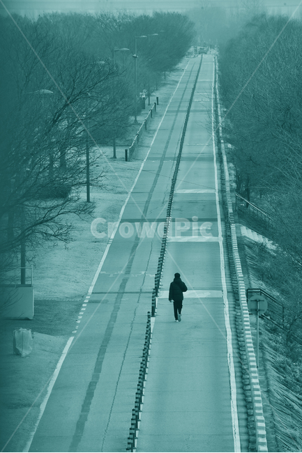길,블루톤,새벽길,아침길,인간,도로,road,person,사람,human,산책로,쓸쓸함,홀로,혼자,한사람,남자,man,배경,바탕,백그라운드,워킹,walking,끝없는,endless