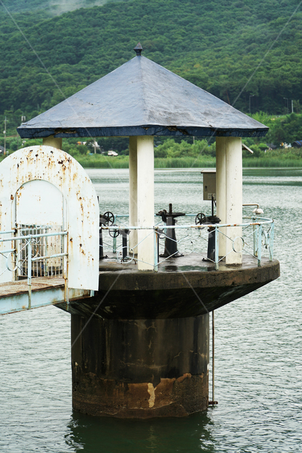 호수,백운호수,청계,연못,저수지,인공호수,청계산,백운산,모락산,둘레길,백운저수지,의왕시,의왕백운호수,풍경,자연,산,물,강,산책로,산책,비,장마,수위,수위조절,수문,구조물,벨브,밸브
