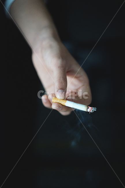 담배,담배꽁초,꽁초,담배연기,손가락,흡연,금연,불씨,니코틴,신체일부,몸,body