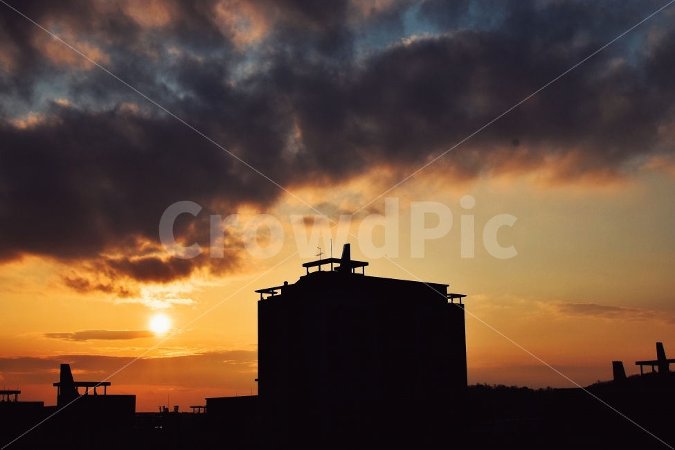 노을,석양,구름,하늘,태양,해,저녁,도시,풍경,city,landscape,nature,자연,outdoors,옥외,sunlight,햇빛,dusk,황혼,dawn,새벽,red sky,붉은 하늘,sky,sunset,일몰