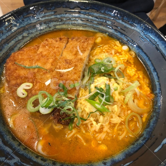 돈까스,라면,돈까스라면,떡만두,국물,접시,그릇,음식