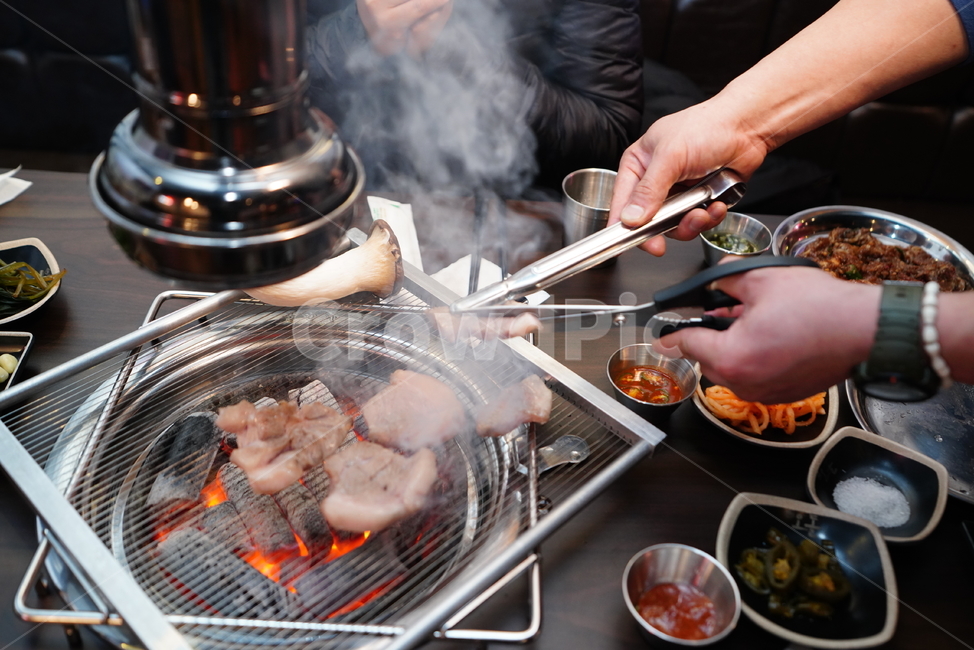 고기,식사,돼지,음식,푸드,안주,먹거리,안줏거리,불판,한식,육식,육류,먹방,사람,인물,인간,human,person,신체일부,몸,body,음식,식재료,요리,food,cook,meal,dishes,food reserves,육류,고기,meat