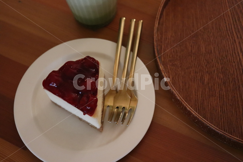 케이크,카페,분위기,cafe,cake,아늑한,고요한,포근한,고급스러운,맛있는,귀여운,쟁반,포크,접시,음식,식재료,요리,food,cook,meal,dishes,food reserves,디저트,간식,후식,dessert,snack
