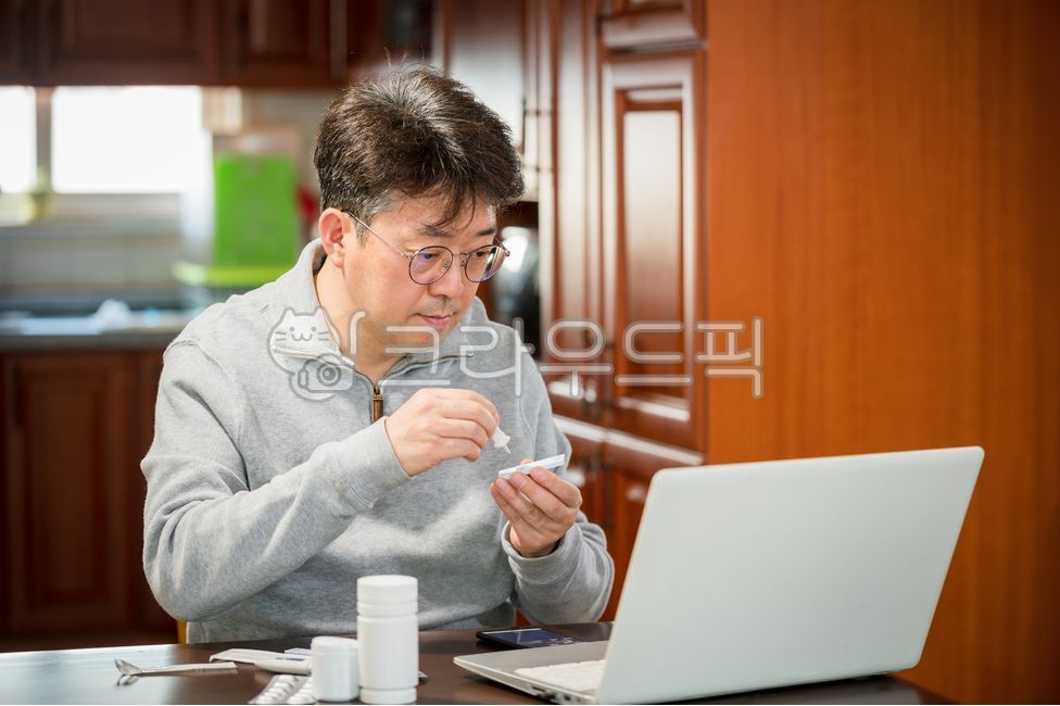 원격의료,치료,자가치료,의료,의료서비스,의료보험,재택,남자,50대,진료,중년남성,한국인,개념,검사,건강검진,질병,동양인,의약품,재택치료,환자,아시아인,신속진단키트,컨셉,건강,pcr검사,남성,가정,자가진단,코로나19,가정의학,코로나바이러스,원격진료,pcr,노트북,신속항원검사,코로나