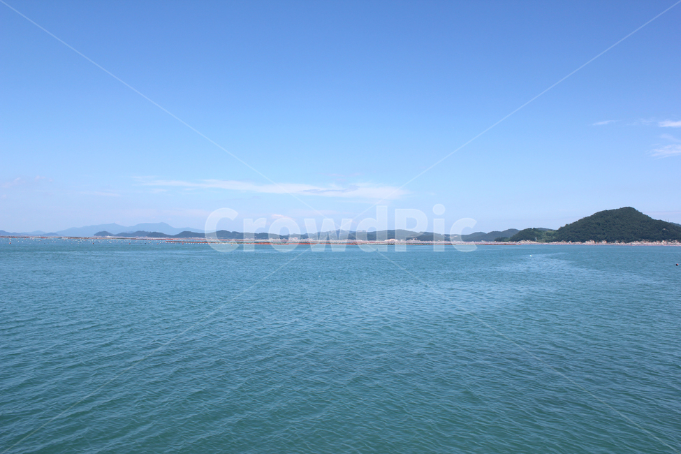 하늘,구름,파랑,블루,먼산,산,섬,바다,물결,푸른바다,풍경,자연,파란색,양식,양식장,어업,어촌,바닷물,에메랄드빛,낮