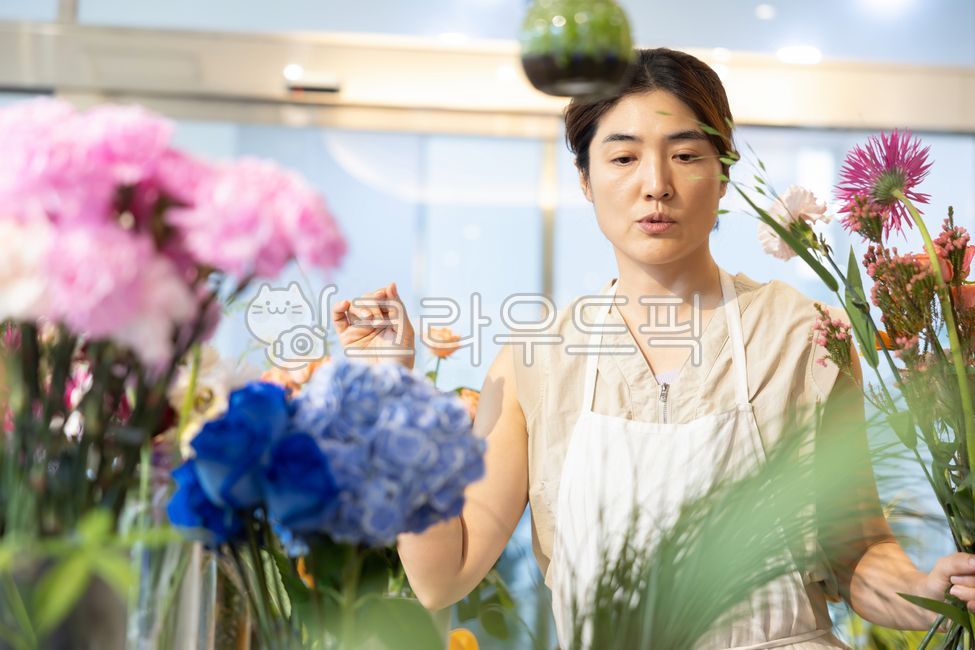 Small business,florist,business,merchant,store,home gardening,flowerpot,flower shop,plant,planterior,gardening,indoor,occupation,work,store owner,professional,Korean,flower arrangement,retail,owner,care,management,operation,face,wo