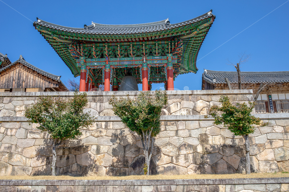 화엄사,사찰,불교,건축물,종교,조계종,목조건물,처마,문양,전통,문화,역사,템플스테이,지붕,나무,하늘,돌담,구례,지리산,노고단,한국,buddhism,temple,religion,faith,templestay,eaves,structure,한국전통,한국문화,korean traditional,korean culture,건축물,건물외관,exterior,building,structure,architecture,construction
