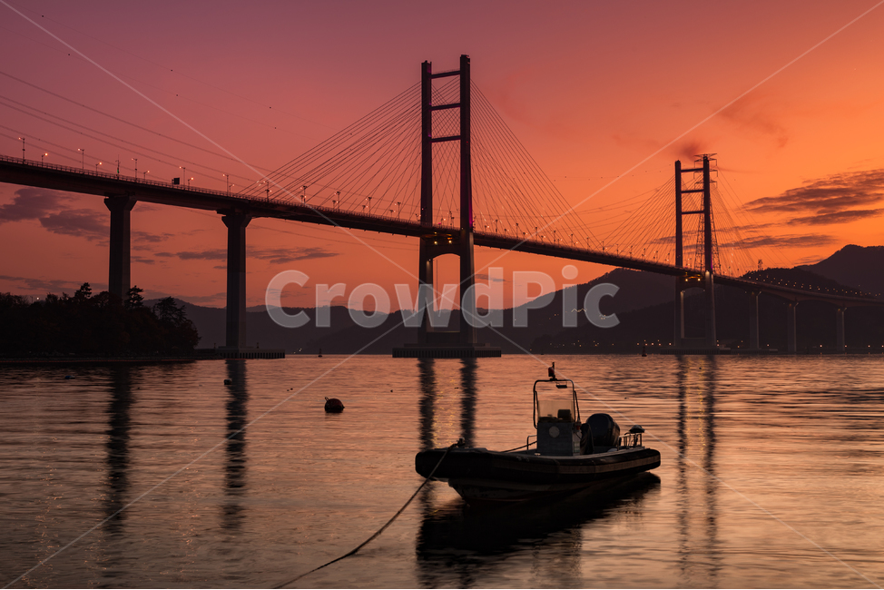 bridge,건물,building,boat,보트,자연,노을,일몰,석양,바다,배,다리,대교,마창대교,실루엣,건축물,건물외관,exterior,building,structure,architecture,construction