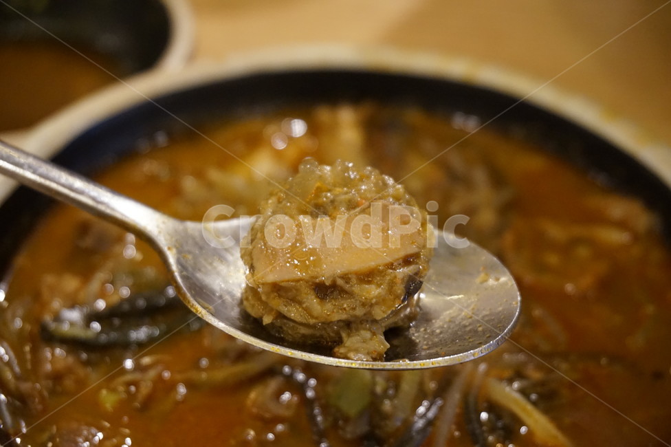숟가락,곱창,곱창전골,전골,한입,식사,외식,회식,안주,술안주,음식,식재료,요리