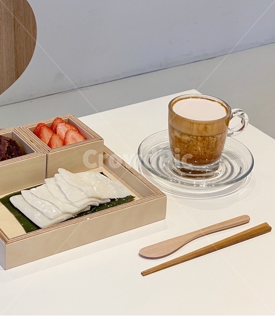 cafe,dessert,food,coffee,라떼,커피,디저트,딸기모찌,떡,카페투어,서울카페