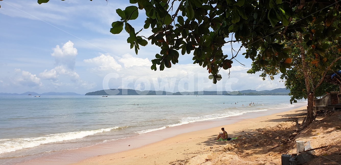 shoreline,해안선,water,물,sea,바다,ocean,대양,outdoors,옥외,nature,자연,land,땅,coast,연안,human,인간,person,사람,해변,바다,beach,sea