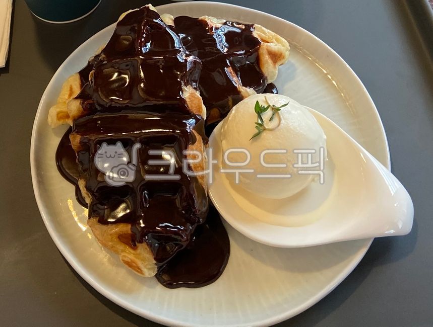 meal,cafe,dessert,waffle,Chocolate Cruffle,Crople,food
