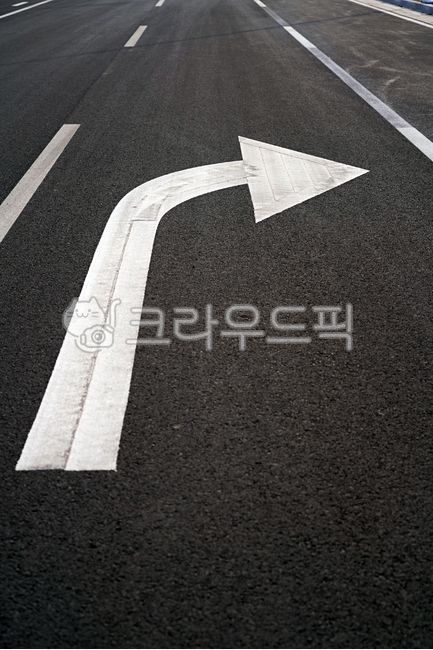 Interchange,road markings,road,road surface markings,road name,Entrance and exit road,highway,turn right