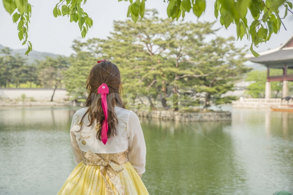 한복,인물,뒷모습,전통,경복궁,한국전통,한국문화,korean traditional,korean culture,한복,한국전통의상,hanbok,korean traditional clothes,사람,인물,인간,human,person,여성,여자,woman,female,lady,연출,컨셉,콘셉,direction,concept