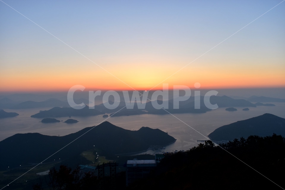 미륵산,바다,야경,통영,일출,가을,풍경,탐방,미래사,한려해상국립공원,자연,파란하늘,그림같은,칼라풀,뷰티플,아름다운,힐링,감성,정취,산세,명산,전망,조망,100대명산,nature,산,등산,트레킹,풍경사진,비경,경치,청명,가을날씨,경관,암봉우리,mountain,케이블카,섬,미륵도,바다백리길,달아길,여명,나폴리,자연,풍경,nature,landscape,한국자연풍경,한국자연경관,korea nature landscape,outdoors,옥외,mountain range,산맥,sky,하늘,red sky,붉은 하늘,sunset,일몰,dawn,새벽,dusk,황혼