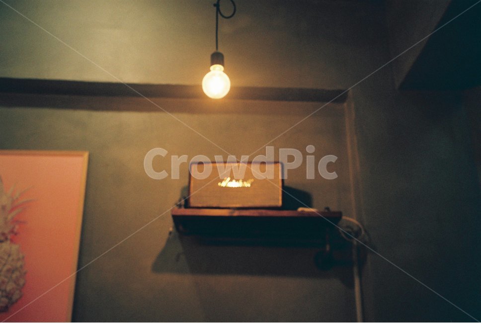 카페,조명,스피커,감성카페,노란조명