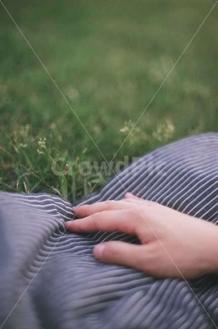 사람,손,남자,남자손,돗자리,잔디밭,소풍,잔디,피크닉,여행,꽃,휴식,힐링,rest,relaxation,healing,사람,인물,인간,human,person,감성,sensible,feeling