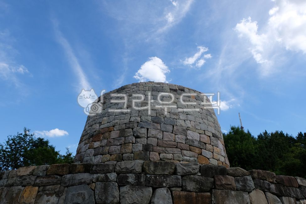 sky,cloud,beacon,top,stone tower,Beacon fire station,means of communication,park