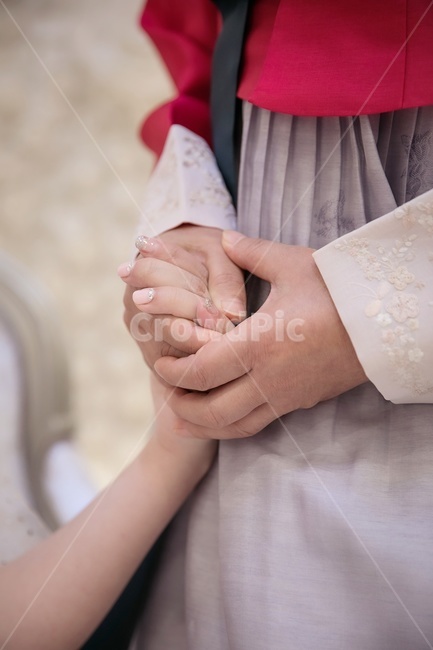 bride,hands,bridal waiting room,joined hands,wedding,wedding ceremony