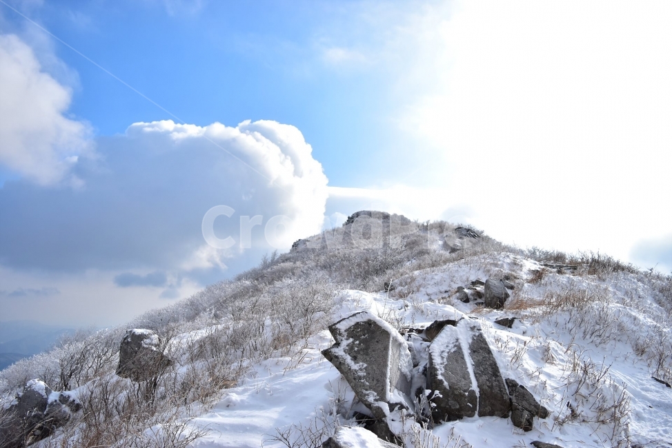 무등산,국립공원,풍경,힐링,산행,설경,상고대,서리꽃,서석대,입석대,안양산,백마능선,장불재,증심사,중봉,중머리재,천왕봉,지왕봉,Korea,National,Park,눈풍경,등산,주상절리,판타스틱,겨울왕국,겨울,지질공원,인왕봉,천지인,설국,2018년,1월,눈꽃,파란하늘,트레킹,winter,landscape,감성,아름다운,황홀한,장관,비경,선경,최고,사진,겨울,계절,winter,season,자연,풍경,nature,landscape,한국자연풍경,한국자연경관,korea nature landscape,outdoors,옥외,mountain,산