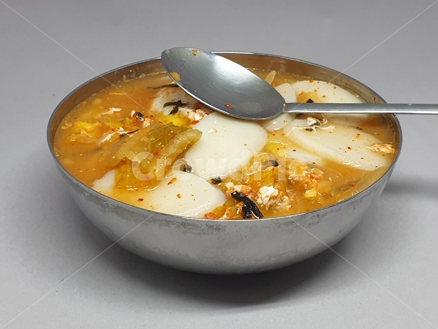 떡국,끼니,한끼,한그릇,요리,조리,메뉴,한국요리,전통요리,명절요리,koreafood,그릇,스댕그릇,meal,dish,사물,오브젝트,object,음식,tteokguk,ricecakesoup,레시피,맛있는,recipe,국물,김치,떡,cook,식기,spoon,숟가락,수프그릇,bowl,식사,한국음식,명절음식,전통음식
