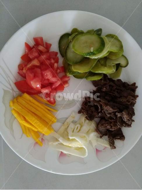 고명,오이,토마토,지단,달걀