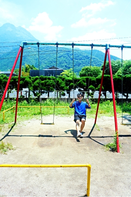 유후인,후쿠오카,놀이터,그네,동심,즐거움,사람,인물,인간,human,person,남성,남자,man,male,놀이공원,놀이동산,놀이터,amusement park,playground
