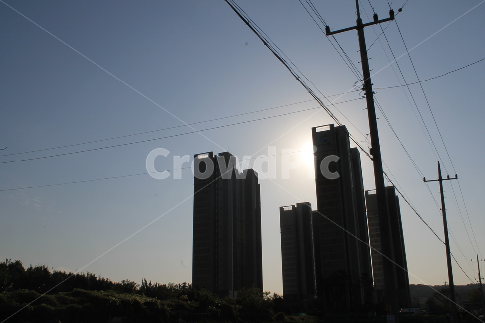 실루엣,silhouette,아파트,전봇대,전신주,하늘,푸른하늘,파란하늘,telephonepole,utilitypole,telegraphpole,cable,케이블,powerlines,전력선,electrictransmissiontower,송전탑