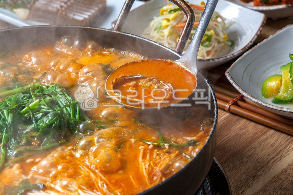 Korean traditional cuisine,Pagameun soup,Freshwater shrimp spicy soup,traditional cuisine,table setting,water parsley,Jjagigi Spicy Soup,catfish food,Freshwater spicy stew,freshwater shrimp,plate,Korean traditional food,catfish,Catfish dish,Crab,fish dish