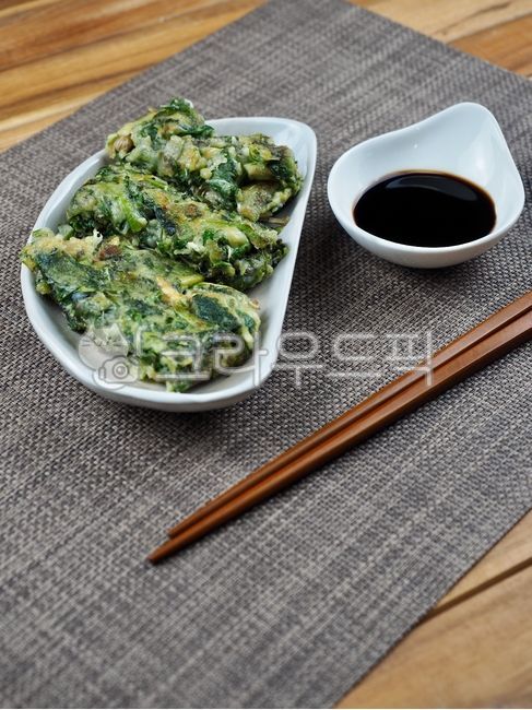 나물,나물부침개,간장,한식,부침개,파전,채소부침개,한국음식,음식,요리,채소,혼합,koreanpancake,pajeon,koreanfood,food,cooking,vegetable