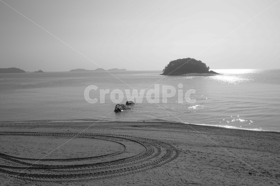 해변,바다,바닷가,모래,모래사장,백사장,자국,흔적,감성,풍경,자연,풍경,nature,landscape,한국자연풍경,한국자연경관,korea nature landscape,흑백,모노톤,monochrome,black and white,ocean,대양,sea,water,물,outdoors,옥외,shoreline,해안선,land,땅,coast,연안