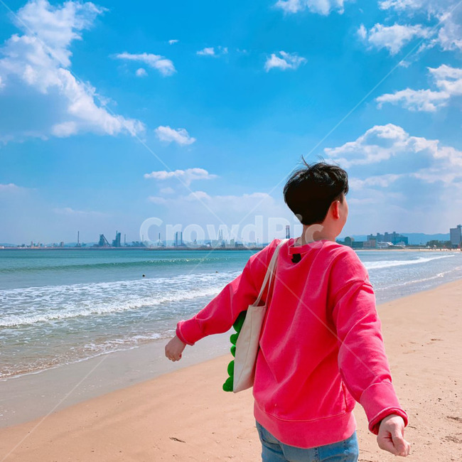 하얀구름,파란하늘,에메랄드바다,푸른바다,잔잔한파도,분홍색맨투맨,남자,가방,초록색,개구리,인형,모래사변,뒷모습,팔을벌리고있는사람,연청색,해변,바다,beach,sea,사람,인물,인간,human,person,남성,남자,man,male