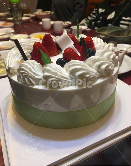 food,음식,cream,creme,person,디저트,dessert,크림,사람,human,인간,birthdaycake,케이크,cake,생일케이크,딸기