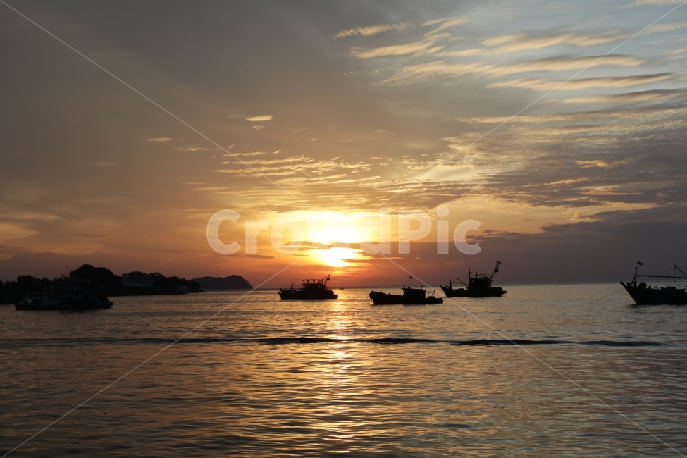 노을,석양,바다,코타키나발루,일몰,배,자연,풍경,nature,landscape,산업,industry,industrial,어업,fishery,fishing industry,교통,교통수단,traffic,transportation,outdoors,옥외,vehicle,차량,boat,보트,sunlight,햇빛,dawn,새벽,dusk,황혼,sky,하늘,red sky,붉은 하늘,sunset