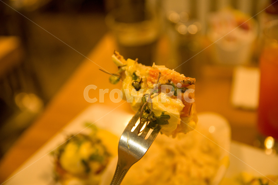 breakfast,closeup,cooking,delicious,dinner,dish,egg,eggbenedict,food,fresh,gourmet,healthy,meal,natural,nutrition,organic,plate,raw,slice,sweet,tasty,white,yellow,에그베네딕트,달걀요리,브런치,아침식사,요리,음식,식사,아침밥,미국음식,양식,베네딕트,채식,건강,노른자,달걀,계란