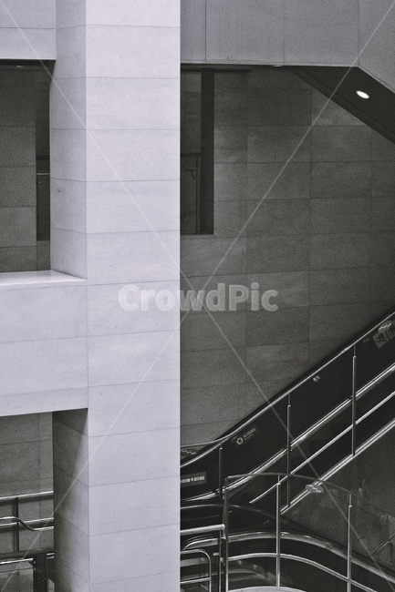 handrail,난간,에스컬레이터,구조물,흑백사진,인테리어,대리석,흑백,모노톤,monochrome,black and white,건축물,건물외관,exterior,building,structure,architecture,construction