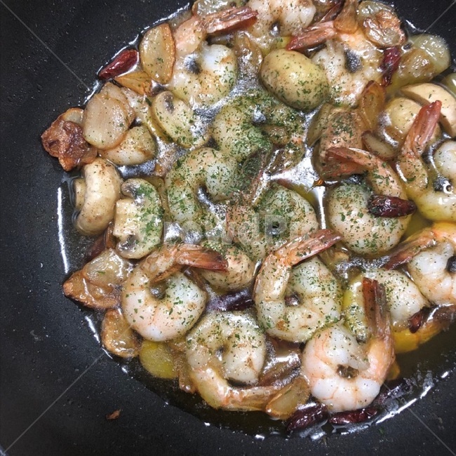 감바스,새우,새우요리,쉬림프,해산물,shrimp,올리브,엑스트라버진올리브,수산물,마늘,양송이버섯,베트남고추,파슬리,식재료,food,cook,meal,dishes,foodreserves,seafood,술안주,oliveoil,gambas,양식