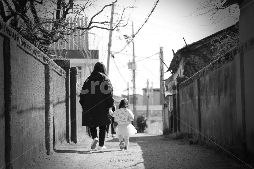 흑백사진,골목길,감성,뒷모습,아이,흑백,human,인간,person,사람,골목길,alley,사람,인물,인간,human,person,가족,패밀리,family,어린이,어린아이,child,children,kid,흑백,모노톤,monochrome,black and white