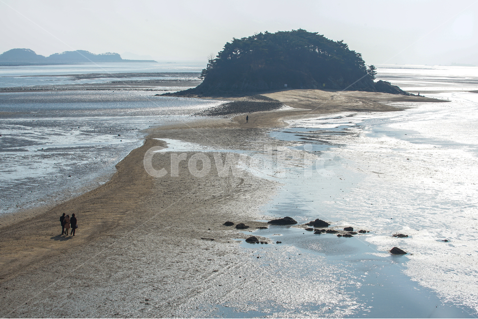 섬,바다,썰물,행인,사람,풍경,길,감성,자연,풍경,nature,landscape,해변,바다,beach,sea,promontory,곶,land,땅,outdoors,옥외,ocean,대양,water,물,shoreline,해안선